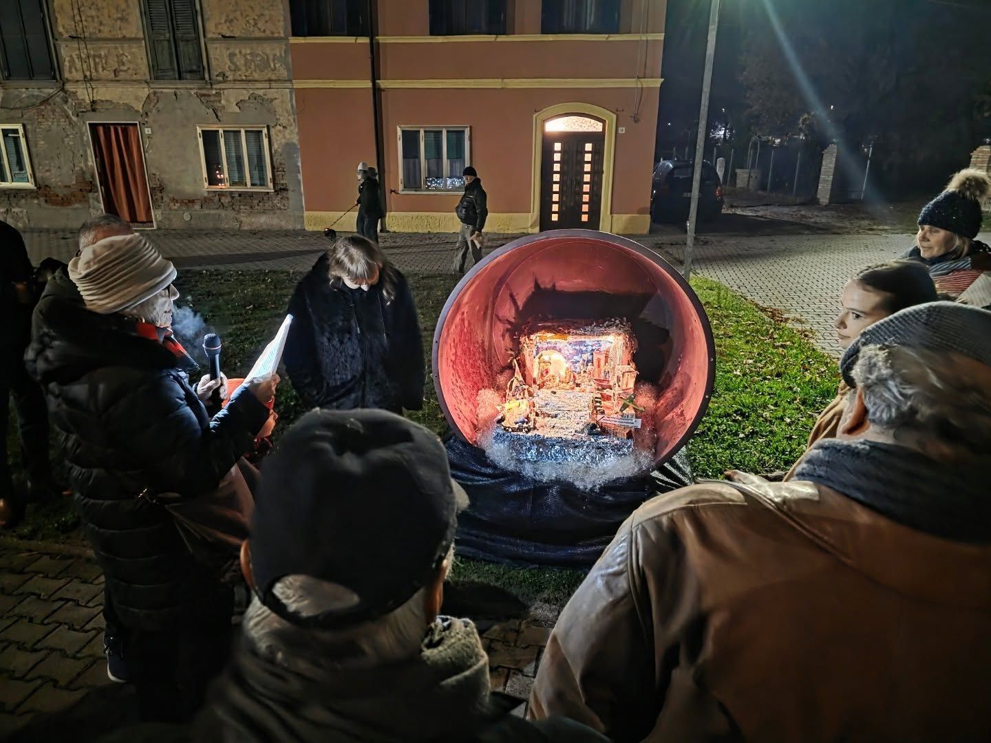 Un momento della visita guidata ai presepi curata dai soci dell'Associazione Pant'Art'è.