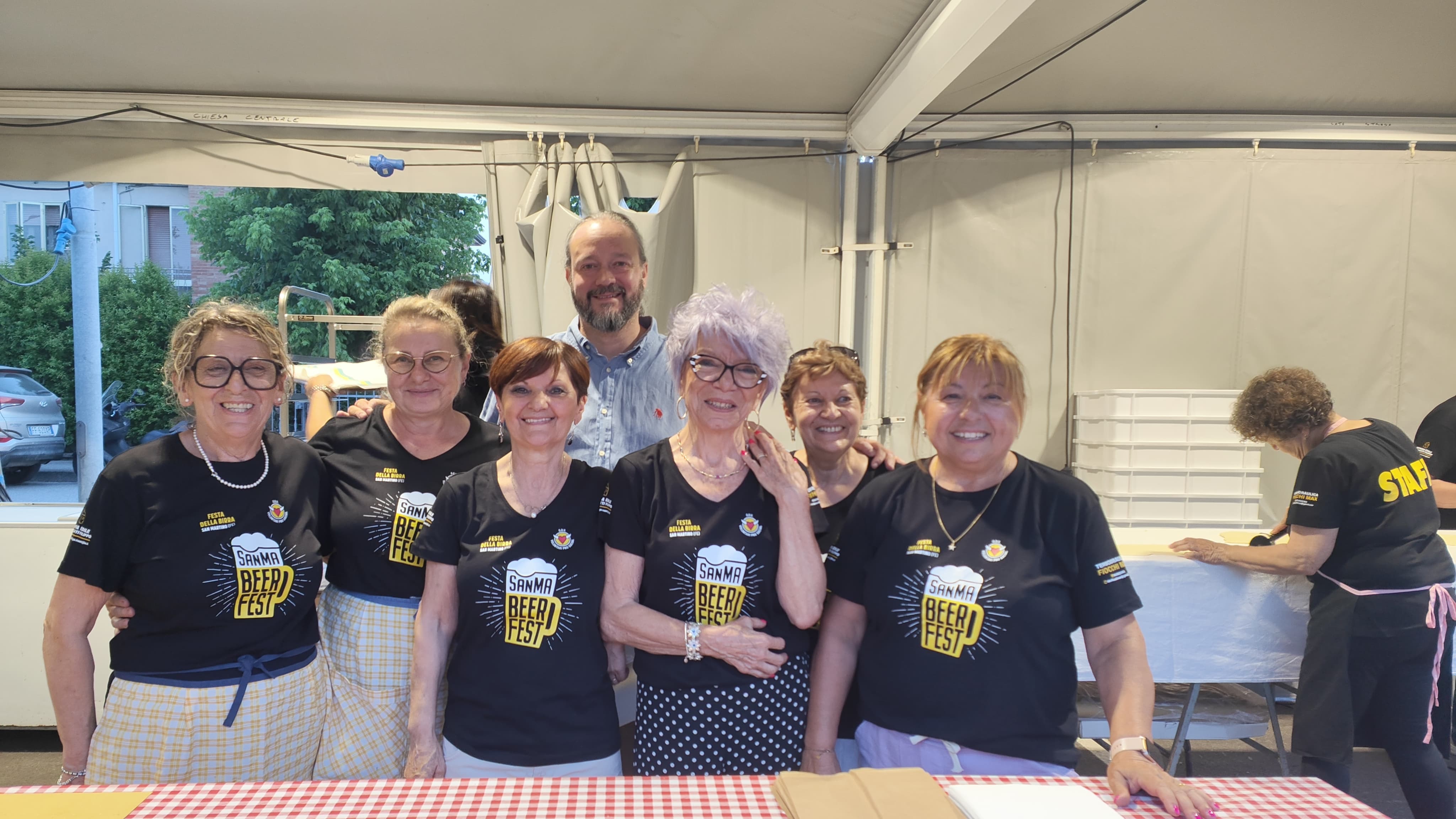 Il Sindaco Alan Fabbri insieme ai volontari dell'associazione Volontari Pro Social che ha ideato e organizzato il SanMa Beer Fest, giunto alla sua IV edizione.